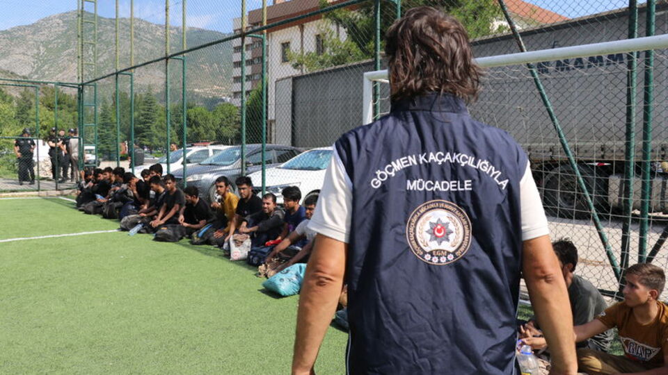 TIR'ın dorsesinden 23 kaçak göçmen çıktı
