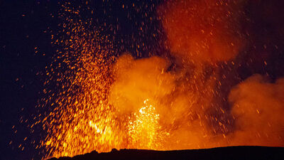 Etna'nın lavları geceyi aydınlattı