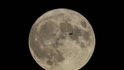 Ay'da ilk kez mağara keşfedildi