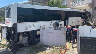 Otobüs eve çaptı! 1 kişi öldü