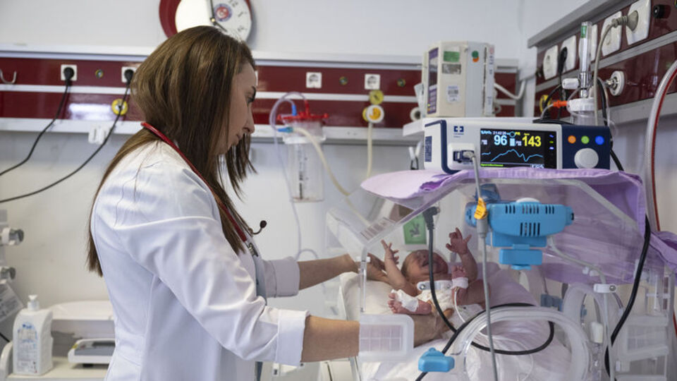 6 günlük bebeğe "milimetrik" yemek borusu operasyonu