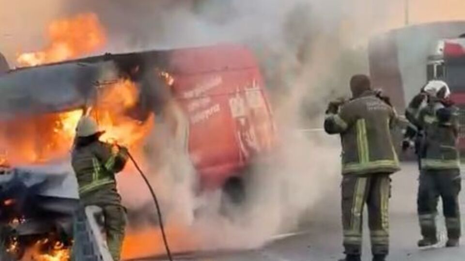 Bariyerlere çarpan kargo aracı alev alev yandı