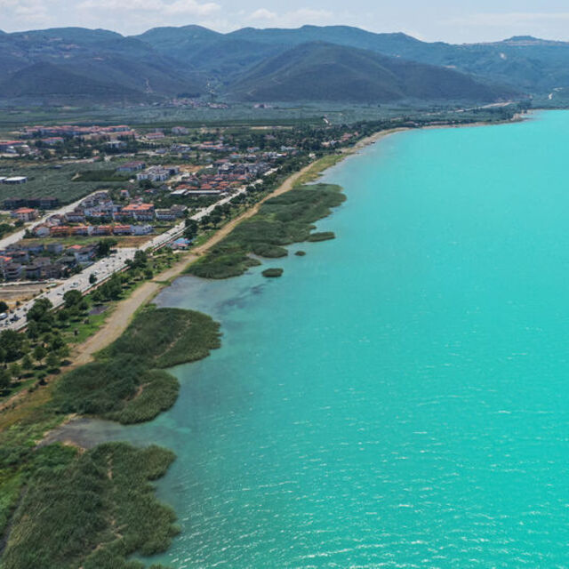 Marmara'nın en büyük gölü turkuaza döndü!