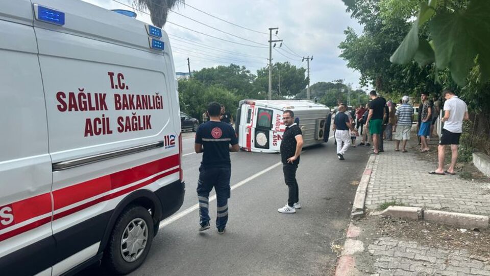 Ambulans devrildi! 2 sağlık personeli yaralandı