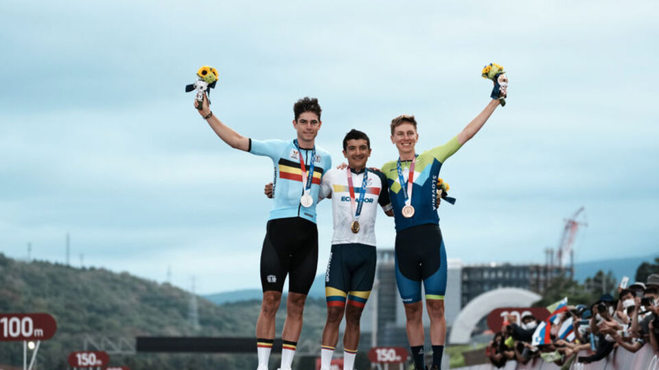 Fransa'da 17. turun galibi Carapaz!