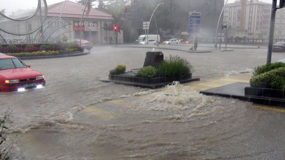 Şiddetli yağmur caddeleri göle çevirdi