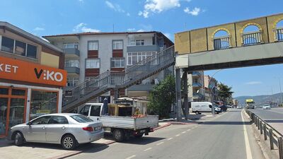 Evin içinin göründüğü üst geçit yıkılıyor!