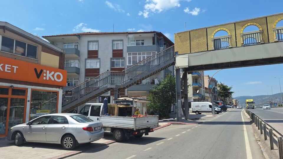 Evin içinin göründüğü üst geçit yıkılıyor!