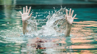 Suda boğulan kişiye 2 suni solunum 30 kalp masajı döngüsü!