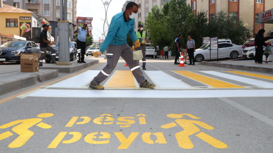 Van'da Türkçe ve Kürtçe trafik uyarıları