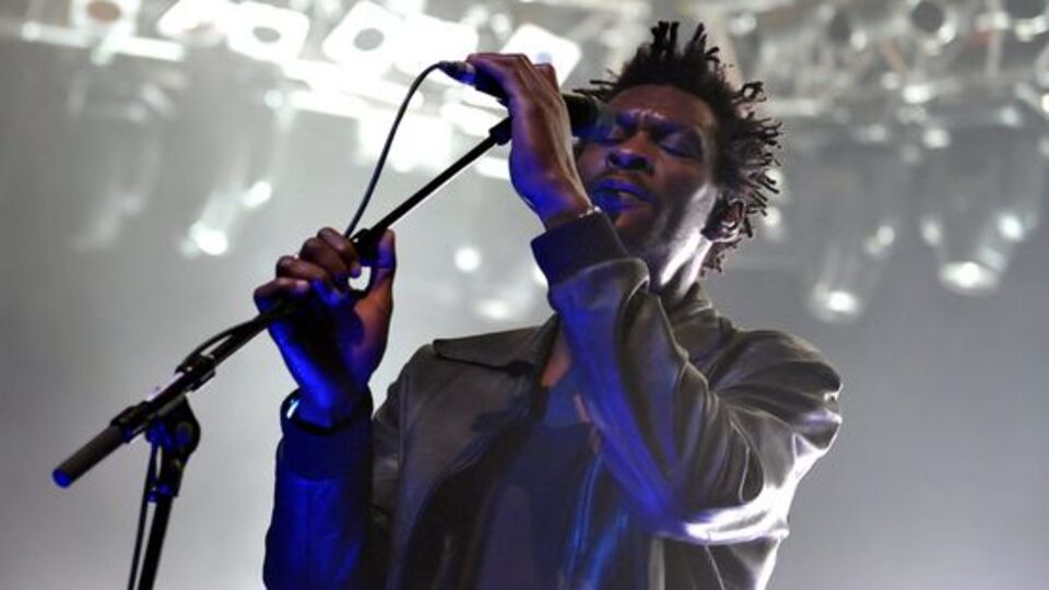 Massive Attack sahnesinde ünlü konuklar