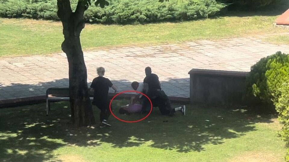 Eşini valilik önünde boğmaya çalıştı!