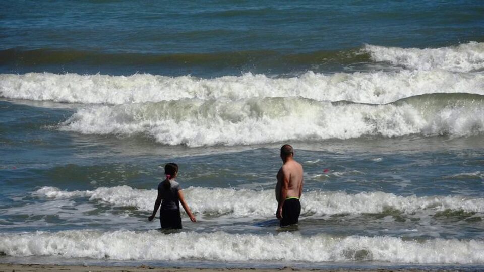 Dalga yüksekliği 2 metreyi bulacak! 2 kentte denize girmeyin uyarısı!