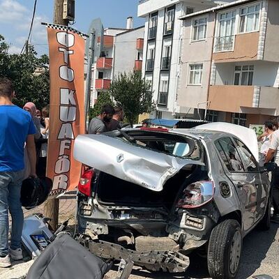 Savrulan araç yayalara çarptı