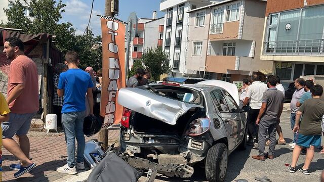 Savrulan araç yayalara çarptı