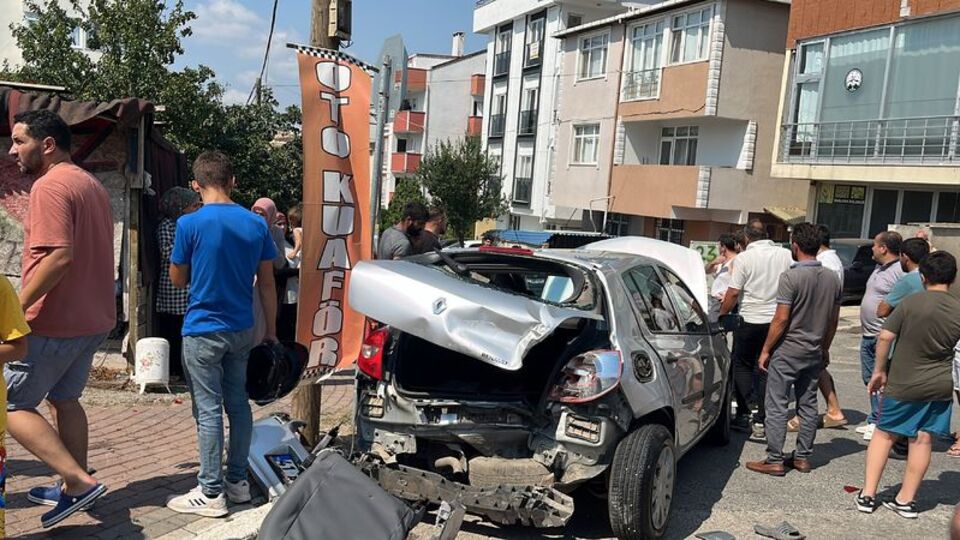 Savrulan araç yayalara çarptı