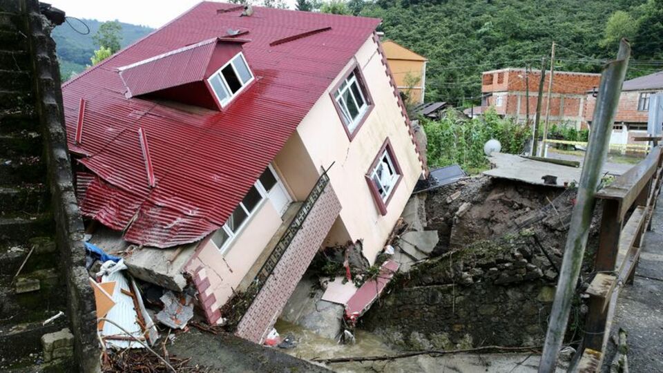 Ağaçlar devrildi ev yan yattı! Giresun'da etkili sel!