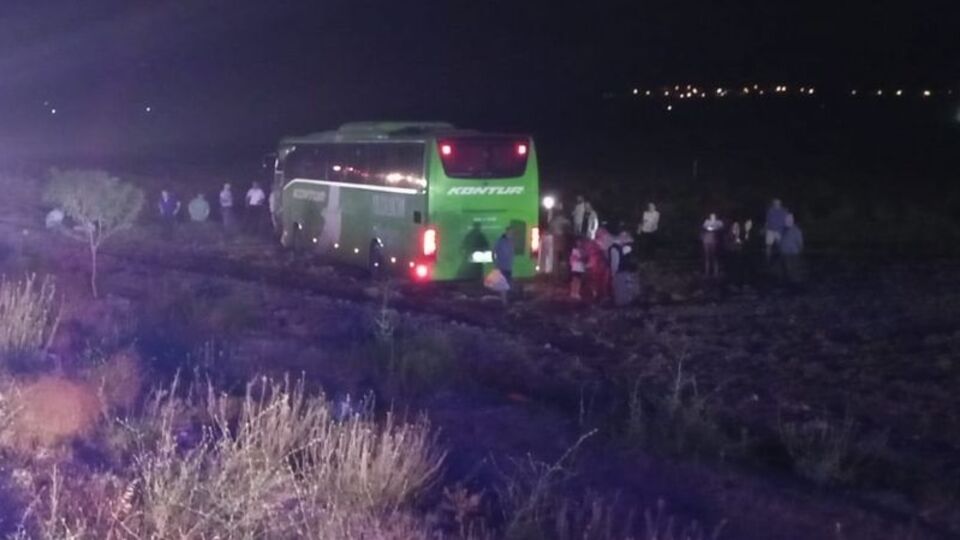 Yolcu otobüsü otomobille çarpıştı: Ölü ve yaralılar var