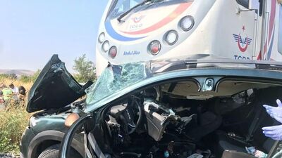 Yolcu treni hemzemin geçitte otomobile çarptı: 3 ölü