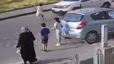 Yola fırlayan çocuğa otomobil çarptı