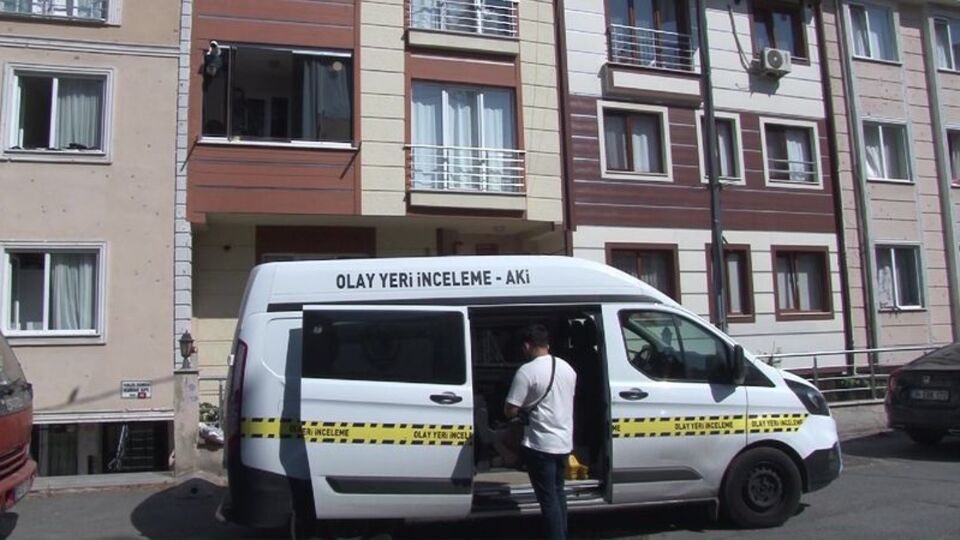 Karısını ve iki çocuğunu bıçaklayıp kaçtı