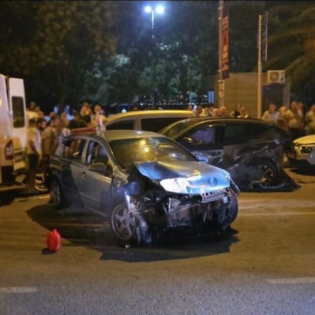 Otomobil park halindeki 3 araca çarptı: 3 yaralı