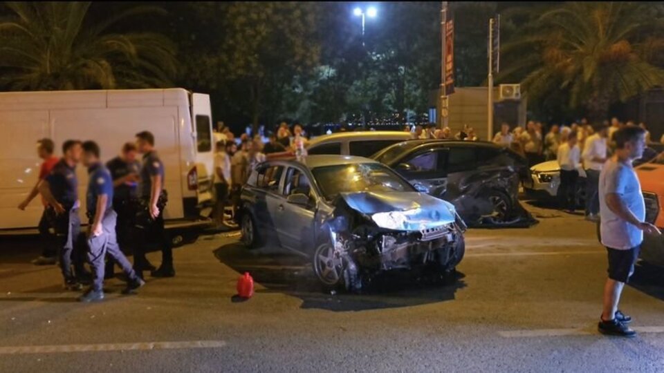 Otomobil park halindeki 3 araca çarptı: 3 yaralı