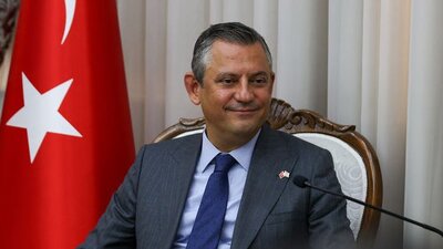 Özel'den Biden yorumu: Zorluk çekiyordu