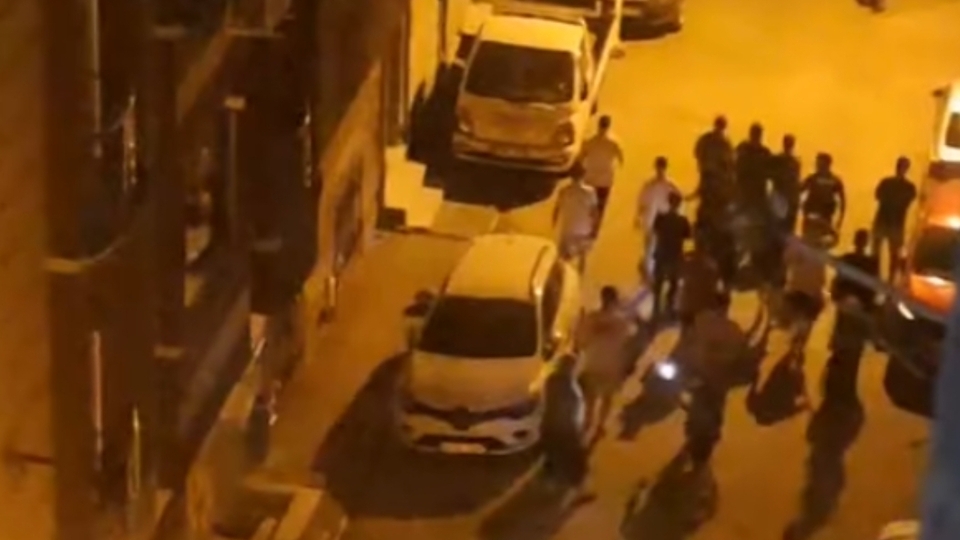 Polisten kaçan kaçak göçmene eşya fırlattılar