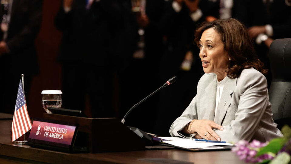 Sahneye çıkmaya hazır: Kamala Harris kim?