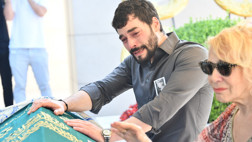 Ünlü oyuncudan anneye veda