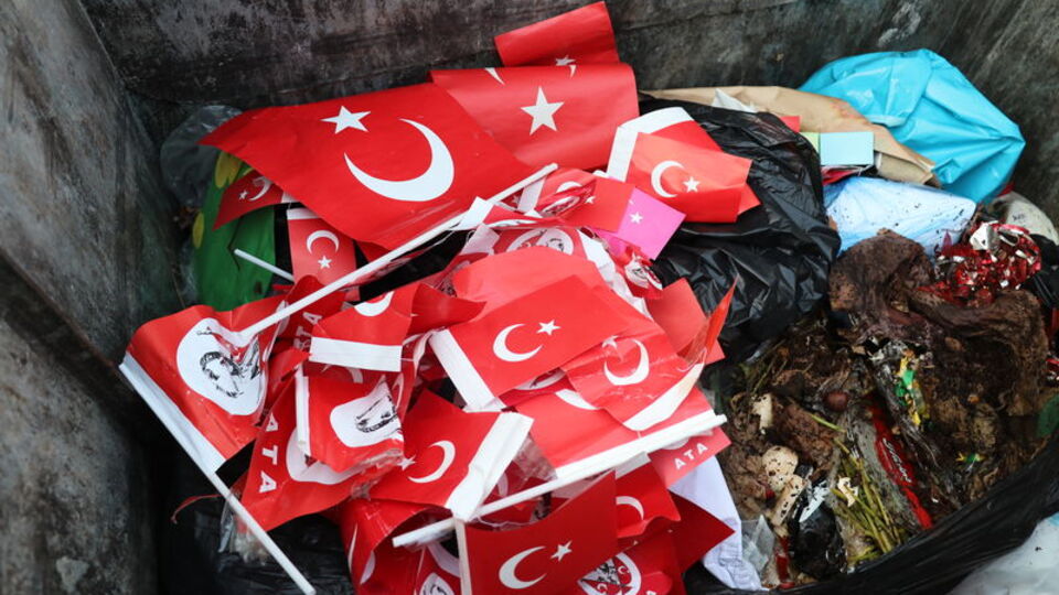 Çöpe atılan bayrağı görünce