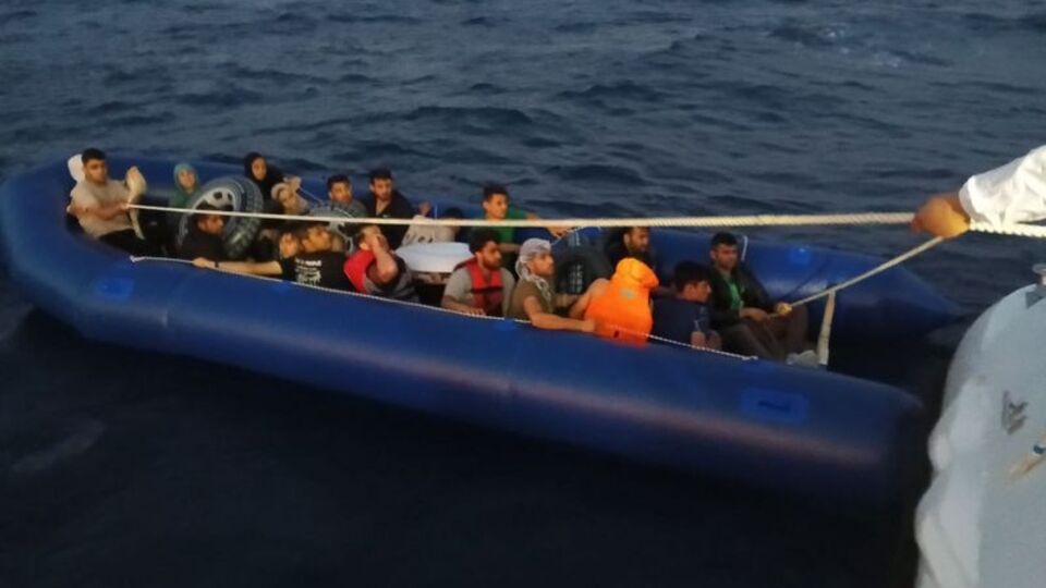 Çanakkale açıklarında 49 düzensiz göçmen kurtarıldı