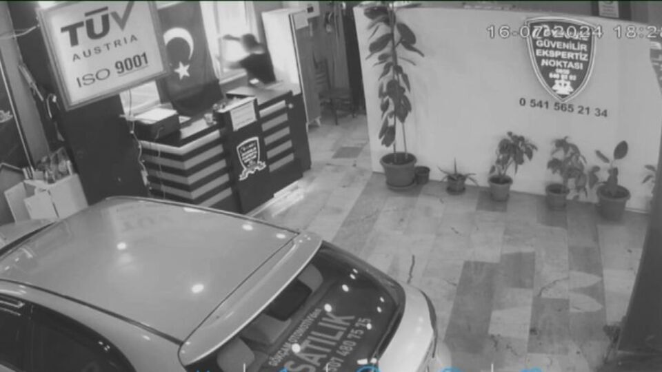 Kusurlu araç kavgasında camdan atladı!