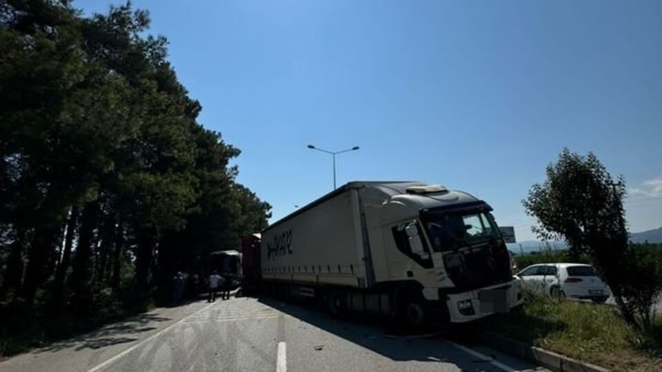 TIR'lar zincirleme kaza yaptı! Kara yolu kapandı
