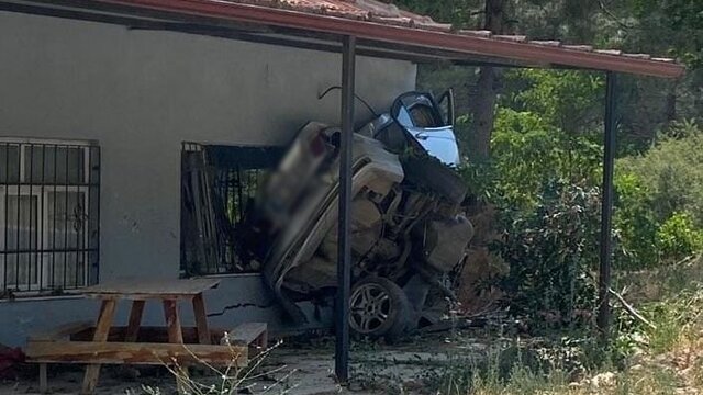 Yoldan çıktı, eve çarpıp devrildi: 1 ölü