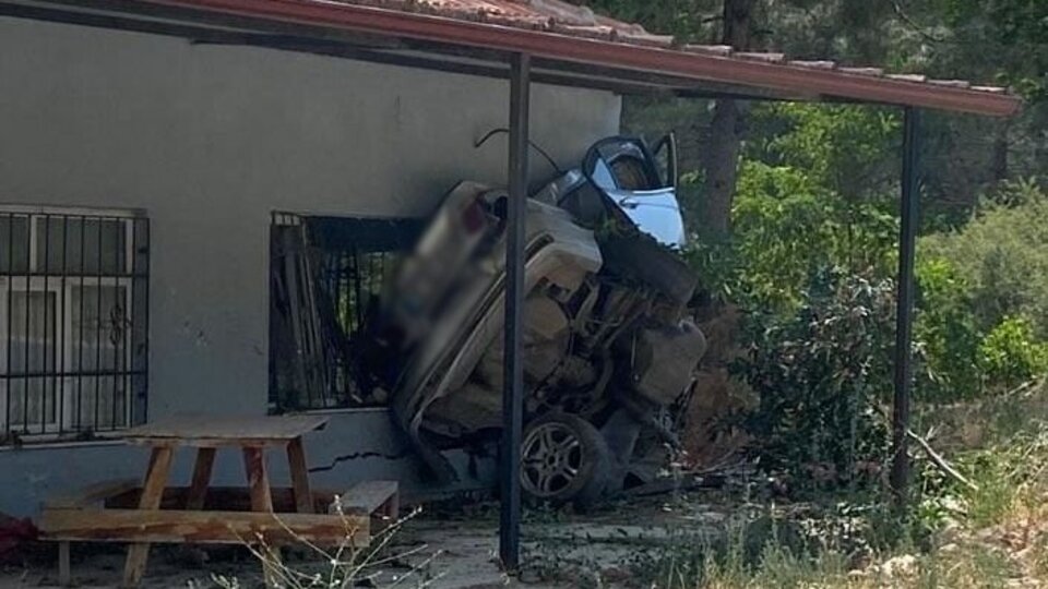 Yoldan çıktı, eve çarpıp devrildi: 1 ölü