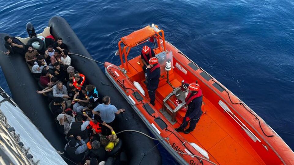 İzmir açıklarında 196 düzensiz göçmen yakalandı
