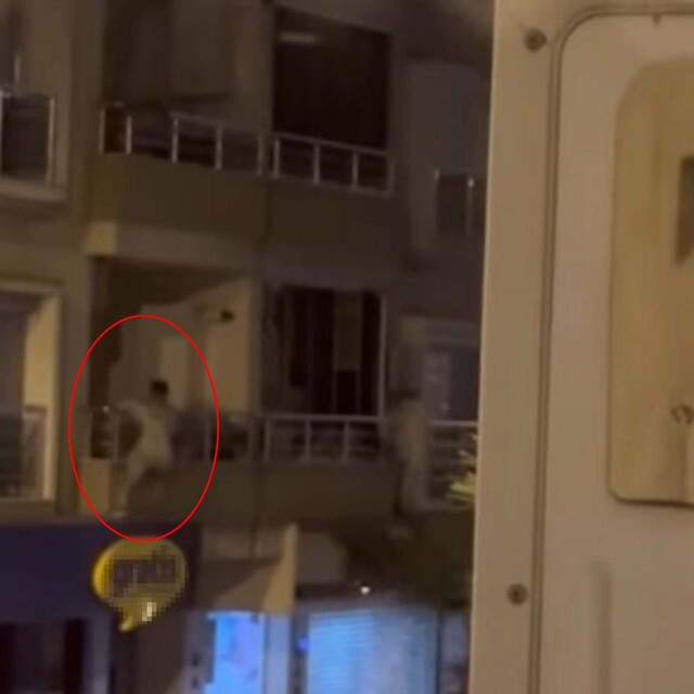 Polisi görünce örümcek adama bağladı
