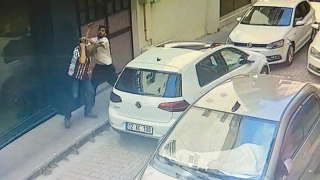 Mahallede dehşet! Önüne geleni bıçakladı: 2 ölü, 7 yaralı
