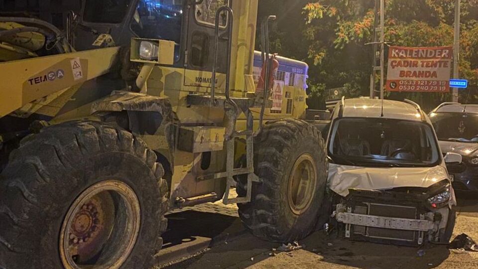 TIR'dan düşen iş makinesi ortalığı savaş alanına çevirdi