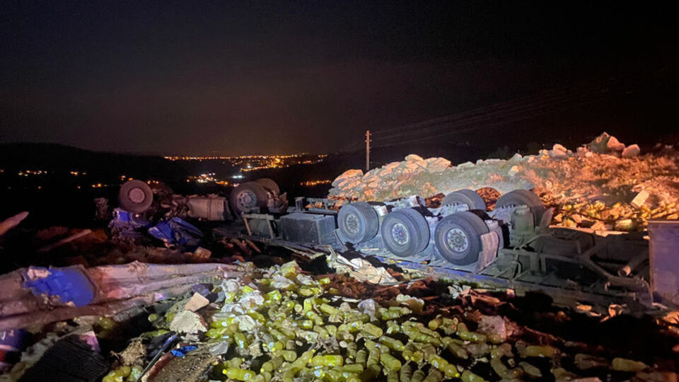 Mut'taki 'ölüm virajı'nda TIR devrildi: 1 ölü