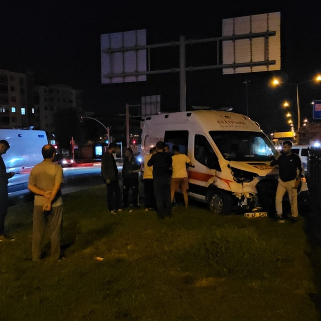 Hasta taşıyan ambulans kaza yaptı: 6 yaralı