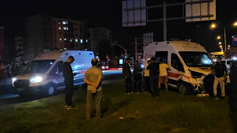 Hasta taşıyan ambulans kaza yaptı: 6 yaralı