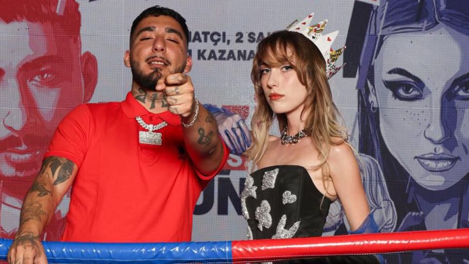 2 genç rapçi Uzi ve Güneş aynı sahnede