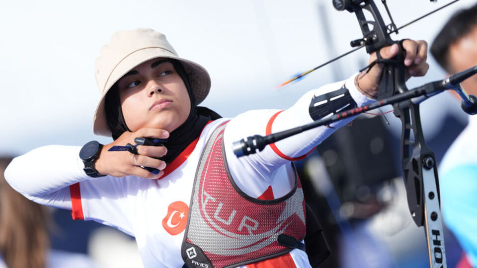 Elif Berra'dan Paris'te tarihi başlangıç!