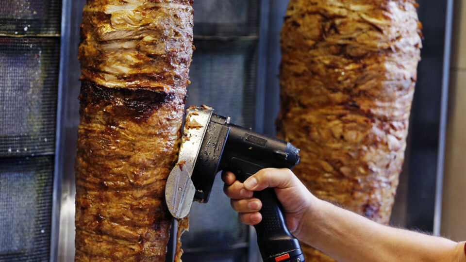 Alman siyasetçi çekilişle döner ısmarlayacak