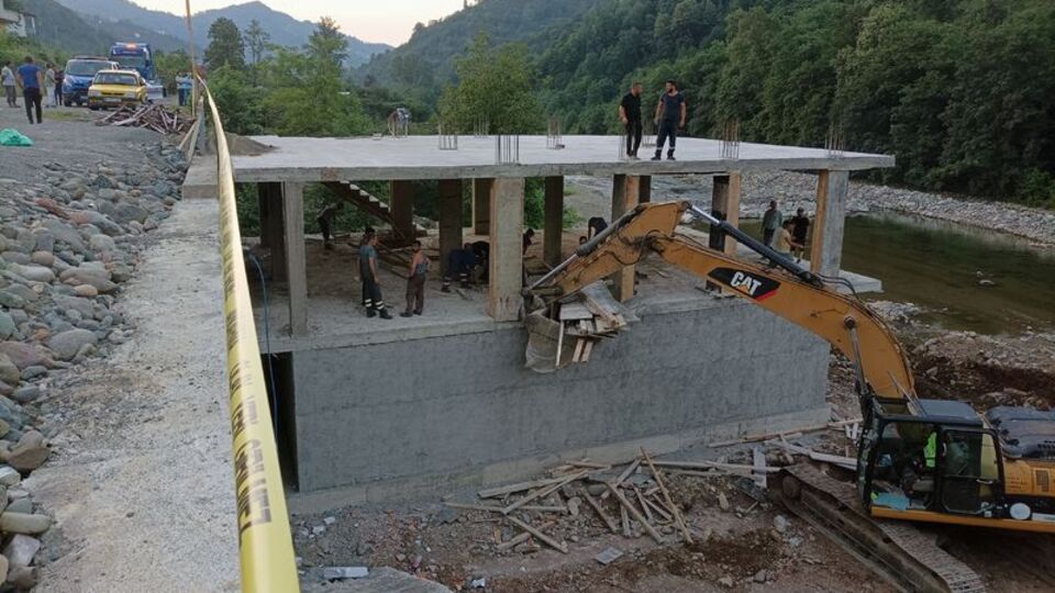 Taşkın sahasındaki inşaata kepçe!