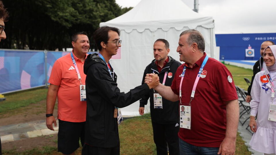 Bakan Bak sporcuları ziyaret etti