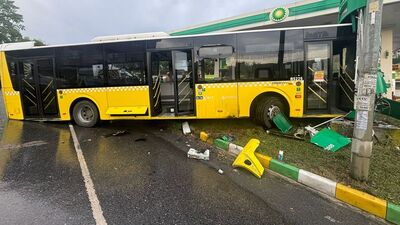 İETT otobüsü 3 araca çarptı! 3 yaralı